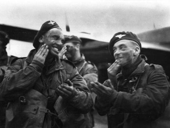IMAGO History, Zweiter Weltkrieg: 1939 - 1945 Paratroopers putting on war paint before D-Day 6th June 1944 Mono Print !AUFNAHMEDATUM GESCHÄTZT! UnitedArchives1203621