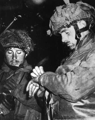 IMAGO History, Zweiter Weltkrieg: 1939 - 1945 D-day 6th June 1944 Airborne pathfinders synchronise their watches . Mono Print !AUFNAHMEDATUM GESCHÄTZT! UnitedArchives1203622