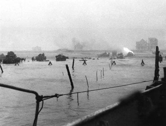 Sherman tanks of 13 18th Hussars (27th Beach Brigade) en route to France . Scene at the landing showing a guiding flare burning on the beach . 6th June 1944 D-Day Mono Print !AUFNAHMEDATUM GESCHÄTZT! UnitedArchives1203623