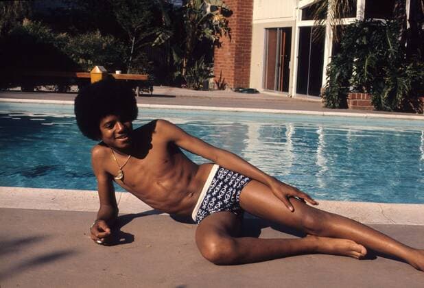 Michael Jackson of the Jackson Five pop group relaxing by the swimming pool . 1970s Colour 35mm Transparency !AUFNAHMEDATUM GESCHÄTZT! UnitedArchives1209440