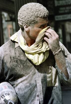 IMAGO History, Anschläge vom 11. September aus New York und Washington D.C 20 Jahre Anschläge vom 11. September: World Trade Center A volunteer worker wipes dust from his face as he carries an oxygen tank for firemen following a terrorist attack on the World Trade Center buildings on September 11, 2001 in New York City. September 11, 2011 marks the tenth anniversary of the terrorist attacks on the World Trade Center, Pentagon and the crash of flight 93 in Shanksville, Pennsylvania.  WAX2011090112