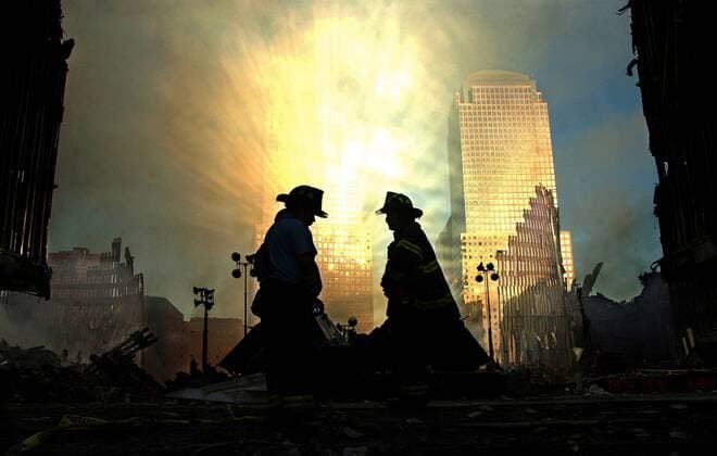 IMAGO History, Anschläge vom 11. September aus New York und Washington D.C 20 Jahre Anschläge vom 11. September: World Trade Center Rays of light burst off a building at One Liberty Plaza to silhouette two firefighters who are surveying Ground Zero at dawn on September 15, 2001 in New York City. September 11, 2011 marks the tenth anniversary of the terrorist attacks on the World Trade Center, Pentagon and the crash of flight 93 in Shanksville, Pennsylvania.  WAX2011090113