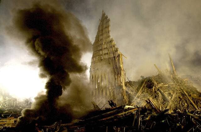 IMAGO History, Anschläge vom 11. September aus New York und Washington D.C 20 Jahre Anschläge vom 11. September: World Trade Center A cloud of smoke rises from a fuel tank fire in an area called Ground Zero in New York City as tons of wreckage still remain, including a partial standing wall of the World Trade Center, September 17, 2001, one week after the devastating attack by outside terrorists.  WAX2011090115