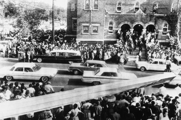 IMAGO History, U.S. Bürgerrechtsbewegung: 1954-1968 Birmingham , Alabama , Huge crowds gathered outside 16th Street Baptist Church here yesterday during the funeral service of three of the four black girls killed in last Sunday s bombing of the church . Amongst the crowds of more than 2,000 people there were many white sympathisers . 19th September 1963 Mono Negative !AUFNAHMEDATUM GESCHÄTZT! UnitedArchives1215246