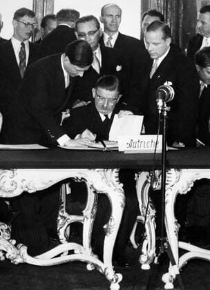 Austrian Foreign Minister Leopold Figil signs the Austrian State Treaty for his country at the Belvedere Palace in Vienna . 17 May 1955 Mono Negative !AUFNAHMEDATUM GESCHÄTZT! UnitedArchives1216836