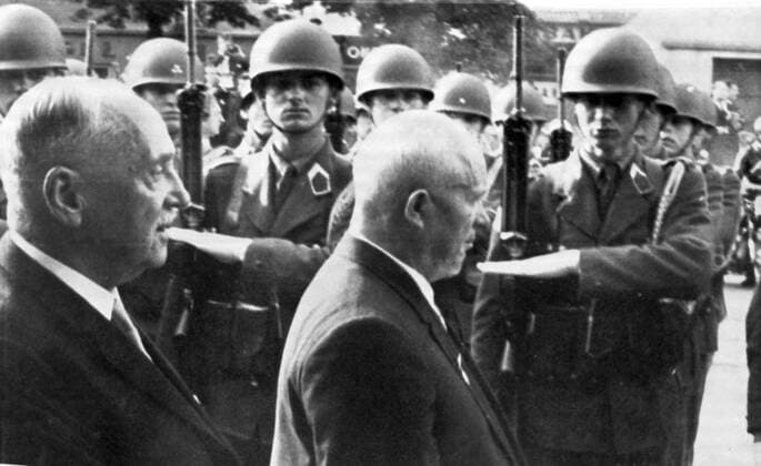 Mr . Nikita Khrushchev , Soviet Prime Minister , accompanied by Austrian president Schaerf , as they inspect a guard of honour at the railway station in Vienna , in preparation for his weekend talks with U . S . President Kennedy . 2 June 1961 Mono Negative !AUFNAHMEDATUM GESCHÄTZT! UnitedArchives1216850