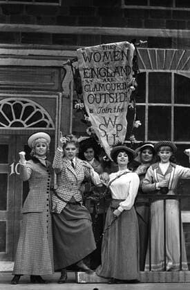 IMAGO History, Suffrage-Bewegung: Der Kampf der Frauen um das Wahlrecht: 1893-1928 Mary Millar ( right ) and Hy Hazell , two of the stars of the New Musical Ann Veronica chain themselves to the gates outside 10 Downing Street with their suffragette supporters in a scene from the production which opens at the Cambridge Theatre . 15 April 1969 Mono Negative !AUFNAHMEDATUM GESCHÄTZT! UnitedArchives1220123