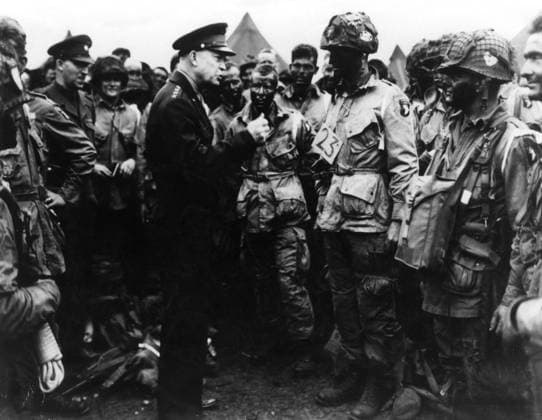 IMAGO History, Zweiter Weltkrieg: 1939 - 1945 General Dwight D Eisenhower gives a group of paratroopers a final briefing before the D-Day take-off to France 6th June 1944 Mono Print !AUFNAHMEDATUM GESCHÄTZT! UnitedArchives1220859
