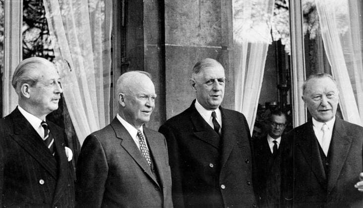 Paris France : Posed on the steps of the Elysees Palace in Paris after the morning s final summit meeting are Left to Right , British Premier , Mr Harold Macmillan ; President Eisenhower of the United States ; French President , Charles De Gaulle and West German Chancellor , Doctor Konrad Adenauer . 21 December 1959 Mono Negative !AUFNAHMEDATUM GESCHÄTZT! UnitedArchives1221164