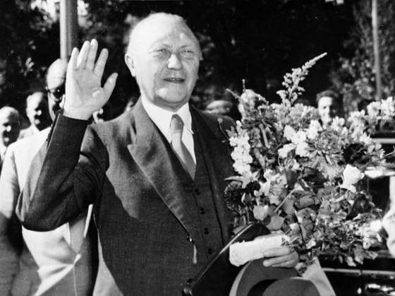Dr Konrad Adenauer photographed walking through a cheerful crowd towards his offices in the Palais Scahumburg in Bonn , for the first time after the elections were competed and his victory became known . He was swept back to power with 45.2 % of the votes . 8th September 1953 Mono Negative !AUFNAHMEDATUM GESCHÄTZT! UnitedArchives1223919
