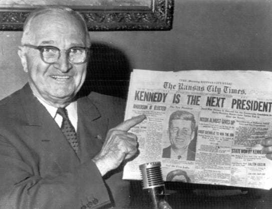 Independence , Missouri : former Democratic President Harry Truman smiles as he holds up a paper here announcing Kennedy s victory . 9 November 1960 Mono Negative !AUFNAHMEDATUM GESCHÄTZT! UnitedArchives1226301