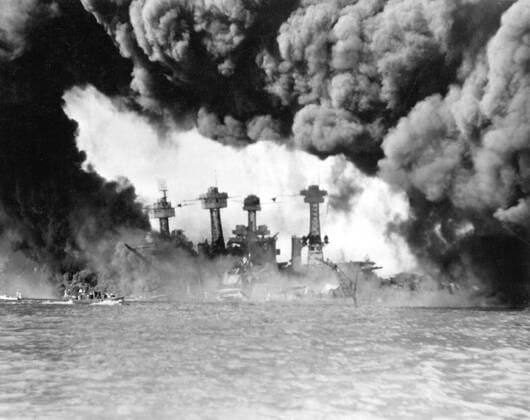 Fire and smoke engulf this battleship and port during the Japanese attack on Pearl Harbour .1941 Mono Print !AUFNAHMEDATUM GESCHÄTZT! UnitedArchives1226794