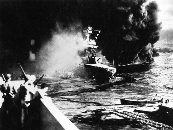 The 32600 ton battleship California settles slowly , oily smoke pours from the Oklahoma during the Japanese attack on Pearl Harbour . !AUFNAHMEDATUM GESCHÄTZT! Mono Print UnitedArchives1226799