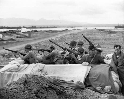 US troops take up position after the raid on Pearl Harbour !AUFNAHMEDATUM GESCHÄTZT! Mono Print UnitedArchives1226813