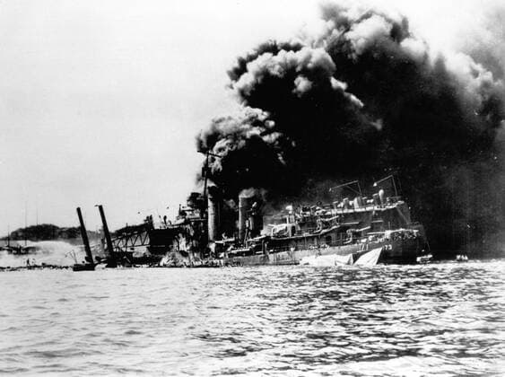 Black smoke pours from the USS Shaw Pearl Harbour 1942 Mono Print !AUFNAHMEDATUM GESCHÄTZT! UnitedArchives1226839