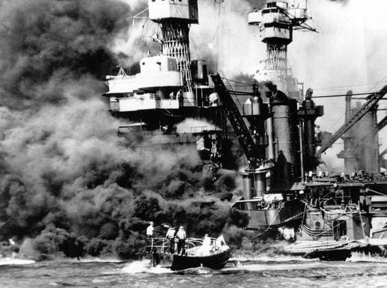 IMAGO History, Zweiter Weltkrieg: 1939 - 1945 A small boat rescues a seaman from the water near the blazing USS West Virginia , which rests on the bottom after it was hit by Japanese bombs and torpedoes during the attack on Pearl Harbour 12 July 1941 Mono Print !AUFNAHMEDATUM GESCHÄTZT! UnitedArchives1226843