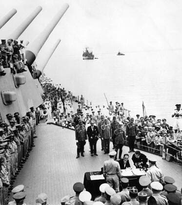 On a forward deck of the battleship USS Missouri , Foreign Minister Shigemitsu on behalf of Emperor Hirohito affixes his signature to the historic document by which Japan formally surrendered to the Allied Nations . Behind him stand other members of the Japanese delegation . At the right ( back to camera ) is General Douglas MacArthur , who commanded all Pacific forces , and at the left are members of the Allied delegations . The scene which marked the dawn of peace , took place on September 1st in Tokyo Bay . By the terms of the surrender the Emperor , as spiritual leader of Japan , must remain untouched . !AUFNAHMEDATUM GESCHÄTZT! Mono Print UnitedArchives1228409