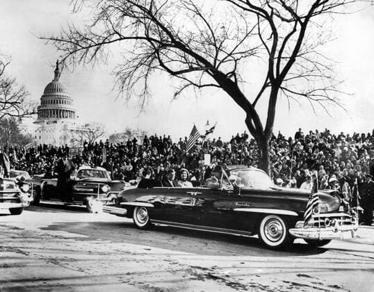 President Kennedy as his wife , Jackie , driving from the Capitol after the swearing in ceremony . 20th January 1961 Mono Print !AUFNAHMEDATUM GESCHÄTZT! UnitedArchives1233169