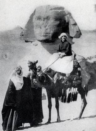 Russian ballerina , Anna Pavlova , sightseeing in Egypt on one of her world tours . 1920s mono book illustration !AUFNAHMEDATUM GESCHÄTZT! UnitedArchives1242937