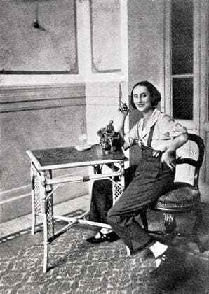 Russian ballerina , Anna Pavlova , as a sculptress . 1920s mono book illustration !AUFNAHMEDATUM GESCHÄTZT! UnitedArchives1242941