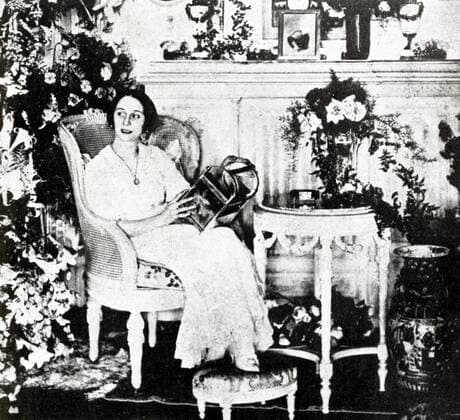 Russian ballerina , Anna Pavlova relaxing at her home, Ivy House , Hampstead Heath , London , around 1924 mono book illustration !AUFNAHMEDATUM GESCHÄTZT! UnitedArchives1242952