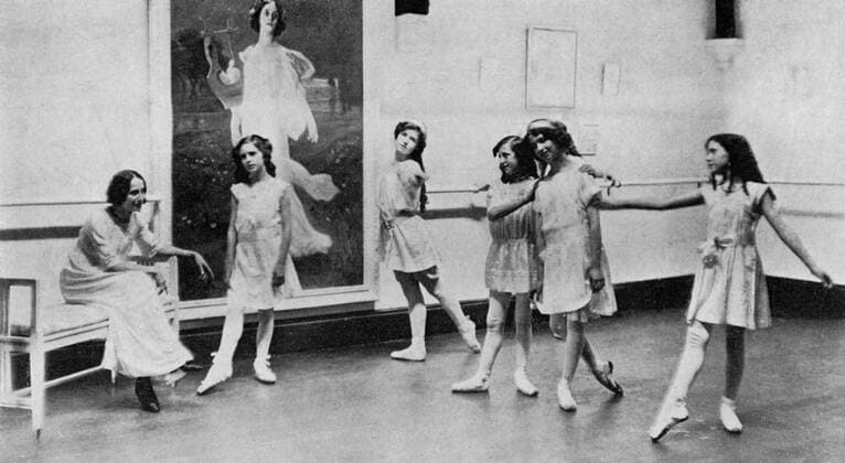 Anna Pavlova in her studio with five of the eight pupils that she ever taught . From left to right ; Madame Pavlova , Gracie Curnock , Helen May , Beatrice Griffiths , Muriel Stuart and Maisie McDonald . Three other pupils were absent on the day the photograph was taken . 1910 mono book illustration !AUFNAHMEDATUM GESCHÄTZT! UnitedArchives1243612