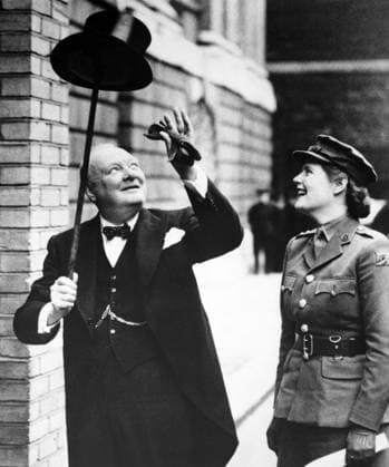 Mary Churchill was amused as her father juggled his top hat on the end of his stick while the Premier gave a V sign to acknowledge the ovation from Londoners in July 1943. Mono Print !AUFNAHMEDATUM GESCHÄTZT! UnitedArchives1247489