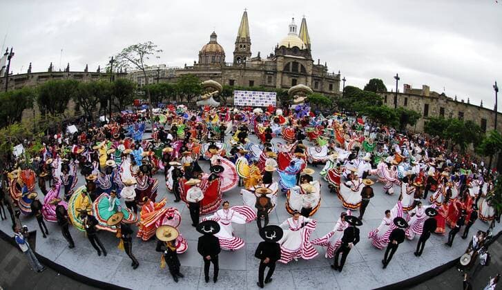 (110904) -- GUADALAJARA, Sept. 4, 2011 (Xinhua) -- Mariachis and dancers participate in a performance to set a new Guinness Record, as the folk dance with the largest number of people participating simultaneously for 10 minutes, at Liberation Square, in Guadalajara, Mexico, on Sept. 3, 2011. A total of 272 pairs of dancers took part in the performance. (Xinhua Xolo) (jg) MEXICO-GUADALAJARA-GUINNES RECORD 