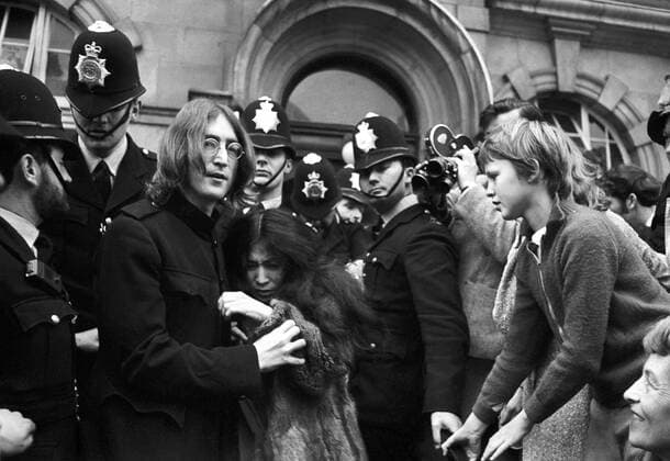 John Lennon protects Yoko Ono after crowds tried to mob them after they left a London Court Hearing Charges of Possession of Marijuana and Obstructing Police. The pair were released on bail of £100 until their trial on 28th November. London - 19th October 1968 Mono Negative !AUFNAHMEDATUM GESCHÄTZT! UnitedArchives1259567