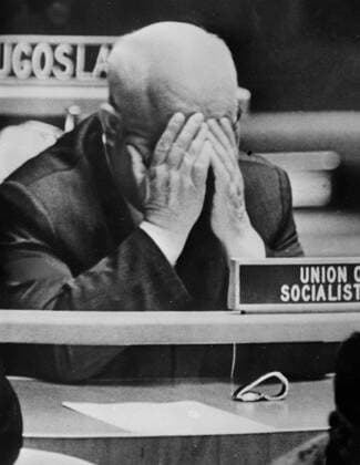 SOVIET PREMIER NIKITA KHRUSHCHEV MACMILLAN IN UN GEN ASSEMBLY 27 OCTOBER 1960 !AUFNAHMEDATUM GESCHÄTZT! UnitedArchives1265278