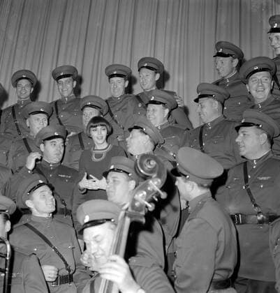 Mireille Mathieu in the middle of the All-male Red Army choir during their reheasal at the Palais des Sports in Paris 23rd November 1967 Mono Negative !AUFNAHMEDATUM GESCHÄTZT! UnitedArchives1265702