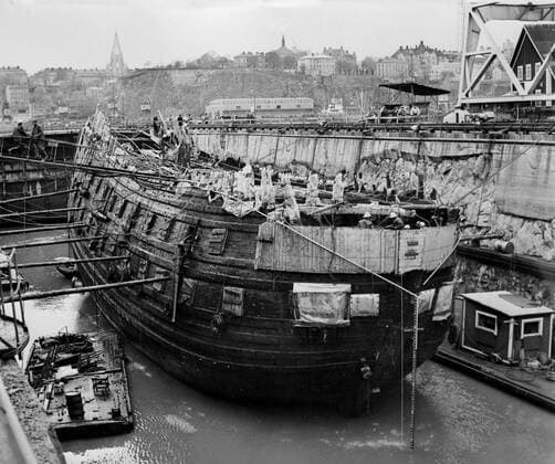 A view of the 17th century warship Vasa as she now appears in the Gustaf V dock in Stockholm . The Vasa sank on her maiden voyage in 1628 . 10 May 1961 Mono Negative !AUFNAHMEDATUM GESCHÄTZT! UnitedArchives1265840