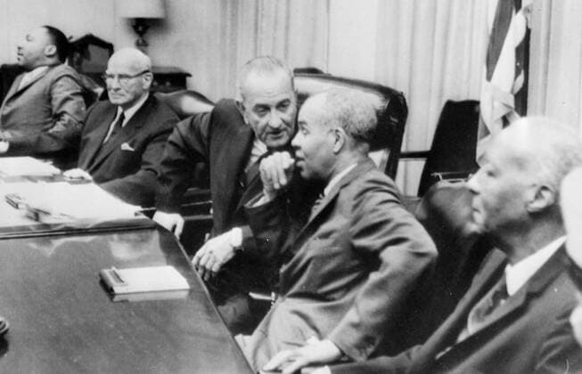 Washington : President Lyndon B. Johnson meets leaders of civil rights oganisations at the White House . From Left : Dr Martin Luther King Jr , President Southern Christian Leadership ; Rep Emmanuel Celler , D . N. Y . , President Johnson ; Roy Wilkins , Director , N AACP , and A . Phillip Randolph , Vice Present A . F . L . C. I . O . 29 April 1966 Mono Negative !AUFNAHMEDATUM GESCHÄTZT! UnitedArchives1271970