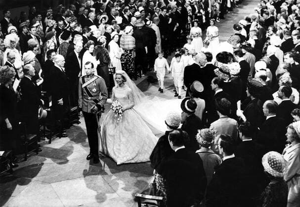 The wedding of HRH the Duke of Kent and Miss Katherine Worsley . The bride and groom proceeding down the aisle followed by the bridesmaids and pageboys in York Minster 8th June 1961 Mono Print !AUFNAHMEDATUM GESCHÄTZT! UnitedArchives1273807
