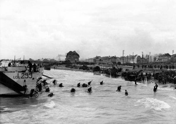 IMAGO History, Zweiter Weltkrieg: 1939 - 1945 World War Two - Western Front - France Canadian troops were amongst the first men to land on the German held French coast on D-Day - Normandy, 6 June 1944 ©TopFoto Mono Print !AUFNAHMEDATUM GESCHÄTZT! UnitedArchives1276165