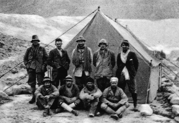 1924 Mount Everest Climb - Members of the Expedition . Back row : Andrew Irvine , George Mallory , Edward F Norton , Noel E Odell and Macdonald ; bottom row : E O Shebbeare , Geoffrey Bruce , Dr T Howard Somervell and Bentley Beethem Mono Print !AUFNAHMEDATUM GESCHÄTZT! UnitedArchives1276528
