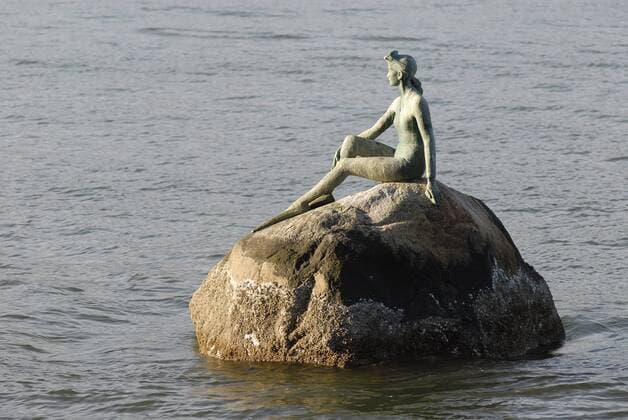  Girl in wet suit , Statue einer modernen Meerjungfrau, Stanley Park, Vancouver, British Columbia, Kanada, Nordamerika iblomk02003673