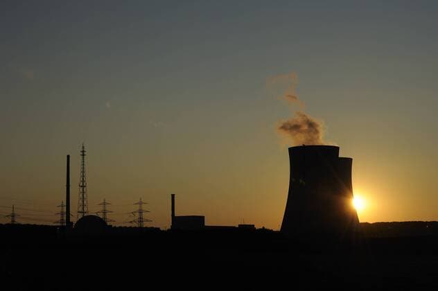 IMAGO Nature: Unsere Erde, Energiequellen, Kernenergie Philippsburg, DEU, 03.08.2011: Die EnBW zieht erste Konsequenzen aus dem Atomausstieg. Der Stromkonzern prüft eine Verschärfung des laufenden Sparprogramms mit dem Titel -Fokus-. Die Energiewende hat den drittgrößten deutschen Stromerzeuger härter als alle Konkurrenten getroffen, da der Konzern konsequenter auf Kernenergie gesetzt hatte. Noch 2010 entfielen 51 Prozent der EnBW-Produktion auf Atomkraft - etwa doppelt so viel wie bei RWE, Eon und Vattenfall. Heute durch die endgültige Abschaltung der ältesten Meiler Neckarwestheim1 und Philippsburg1 -Auf dem Bild mit Sonnenuntergang und Abenddämmerung - fehlt dem Konzern nun die Produktion aus zweien seiner vier Meiler.
