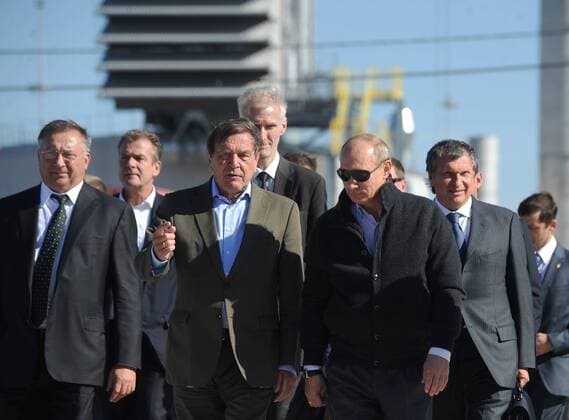 ITAR-TASS: VYBORG, RUSSIA. SEPTEMBER 6, 2009. Deputy prime minister Igor Sechin, Russia s Prime Minister Vladimir Putin, and former German Chancellor Gerhard Schroeder (L-R) visiting Portovaya compressor station in Vyborg.  Aufmacher premiumd RE0ED59A
