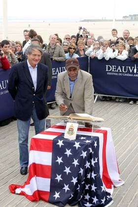 Danny Glover, der Schauspieler (65) mit dem Bürgermeister Philippe Augier beim Danny Glover Tribute Photocall am 7.9.2011 im Rahmen vom 37. Deauville American Film Festival in Deauville 2011 - Danny Glover Tribute - Photocall 