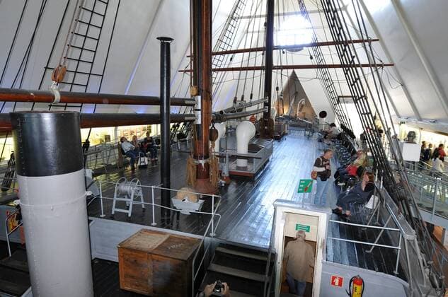 Norwegen Oslo 12.08.2011: Fram-Museum Fram Polarschiff von Fritjof Nansen und Roald Amundsen Innen Innenansicht Deck Oberdeck
