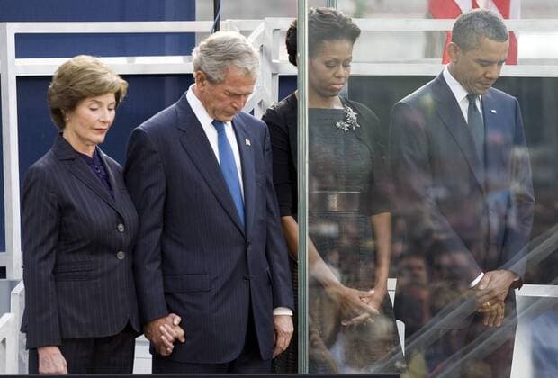 20 Jahre Anschläge vom 11. September: Gedenkkultur in den USA 11 September 2011- New York, New York Ð President Barack Obama, First Lady Michelle Obama, former President George W. Bush and former First Lady Laura Bush attend the Commemoration Ceremony at the National September 11 Memorial at the World Trade Center Site, The President and First Lady are also visiting the Pentagon and the crash site of Flight 93 in Shanksville Pennsylvania in a series of events to commemorate the 10th anniversary of the attacks. 