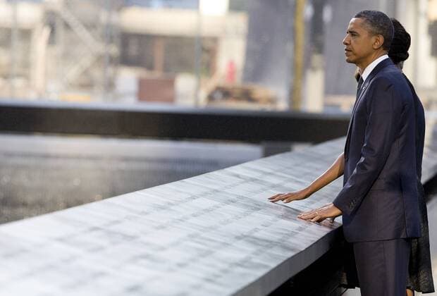 20 Jahre Anschläge vom 11. September: Gedenkkultur in den USA 11 September 2011- New York, New York Ð President Barack Obama and First Lady Michelle Obama visit the North Memorial Pool at Ground Zero on the 10th anniversary of the September 11 terrorist attacks. The President and First Lady are attending the Commemoration Ceremony at the National September 11 Memorial at the World Trade Center Site as they visit each of the three sites that were attacked. 