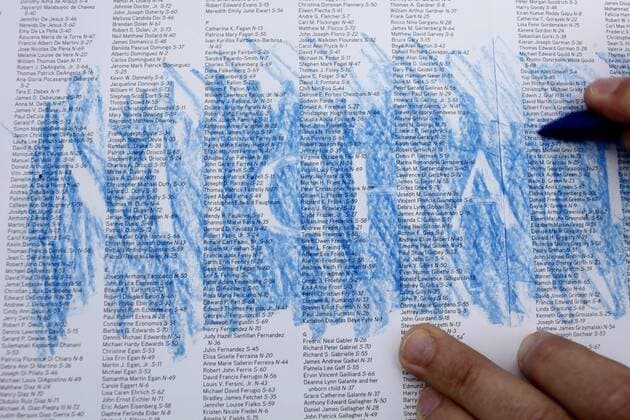 20 Jahre Anschläge vom 11. September: Gedenkkultur in den USA A visitor at the National September 11 Memorial at the World Trade Center site make an imprint of a name on a sheet containing the names of all those killed on 9 11 in New York, Sunday, Sept. 11, 2011.  NYC1425