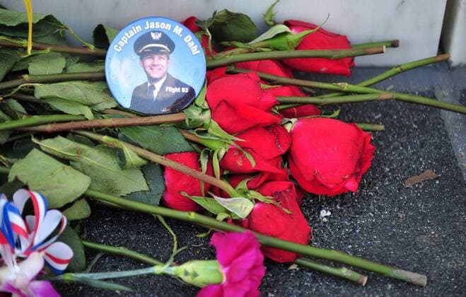 20 Jahre Anschläge vom 11. September: Gedenkkultur in den USA 20 Jahre Anschläge vom 11. September: Absturz von Flug 93 über Shanksville, PA und die Trauer danach A button for Cpt. Jason Dahl, the pilot of United flight 93, is seen at the at the Flight 93 National Memorial on the tenth anniversary of the 9 11 terrorist attacks, on September 11, 2011 in Shanksville, Pennsylvania. The Flight 93 Memorial honors the victims of United flight 93 which crashed in Shanksville after the passangers fought back against the hijackers. The plane, which was believed to be headed to a target in Washington, D.C. was downed in the field.  WAP20110911333
