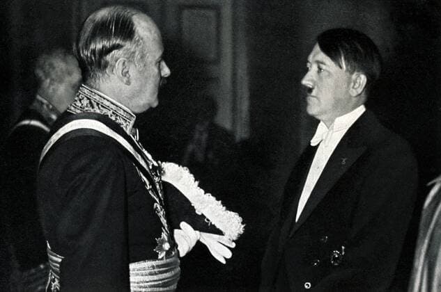 IMAGO History, Zweiter Weltkrieg: 1939 - 1945 Deutschland, Berlin,1934 . Foto: Adolf HITLER beim Neujahrsempfang im Gespräch mit dem französischen Botschafter Andre Francois-Poncet !AUFNAHMEDATUM GESCHÄTZT!
