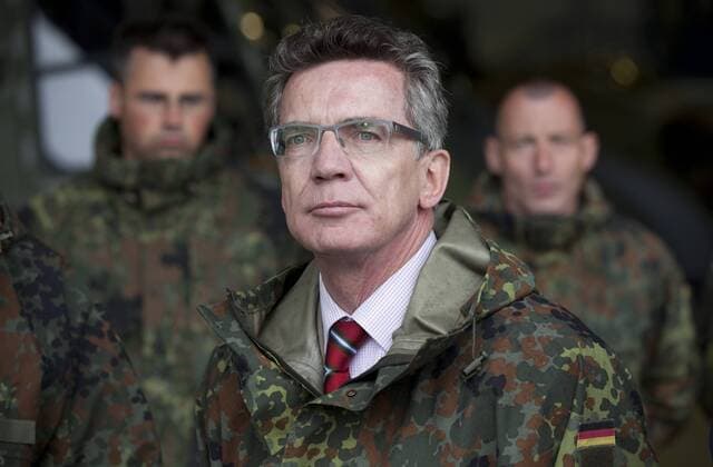 Deutschland, Rostock Laage, Jagdgeschwader 73 Steinhoff , Antrittsbesuch bei der Luftwaffe durch Verteidigungsminister Thomas de Maiziere CDU, 24.05.2011