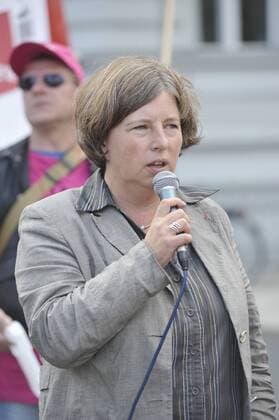 Katrin Lompscher (GER Die Linke Senatorin für Gesundheit, Umwelt und Verbraucherschutz) spricht während einer Kundgebung streikender Servicemitarbeiter der CFM (Charite Facility Management) für höhere Löhne in Berlin Streik des Servicepersonals der Berliner charite