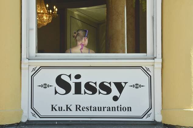 Cafe Sissy in Bad Ischl mit der Rueckseite eines jungen Maedchens 2011 - Bad Ischl, Cafe Sissy in Bad Ischl mit der Rueckseite eines jungen Maedchens