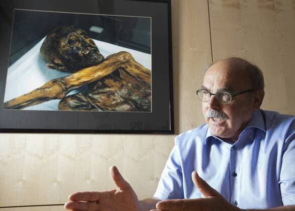 AUT, 2011-09-01, 20 Jahre Ötzi-Fund Jubiläum, Interview mit untersuchendem Mediziner in dessen Büro in der Claudiana beim Krankenhaus Bozen; im Bild (v.l.n.r.): Dr. med. Eduard Egarter Vigl, Ötzi-Untersucher im Büro;